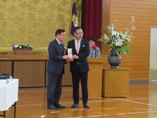 写真：松田おやつタウン育英財団からの遊具寄付贈呈式