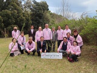 写真：津中央ライオンズクラブからの梅の植樹贈呈式