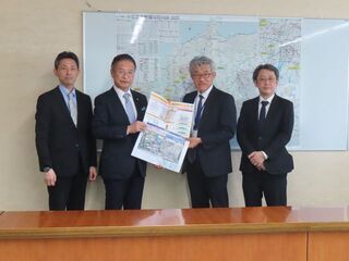写真:森本輝中部地方整備局長、高畑栄治河川部長、望月拓郎道路部長