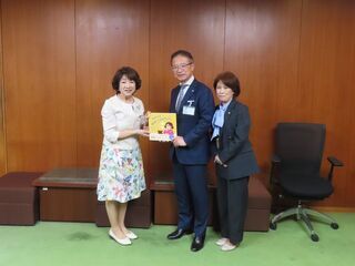 写真:清泉愛育園グループ学園長・清泉愛育園園長からの絵本寄贈式