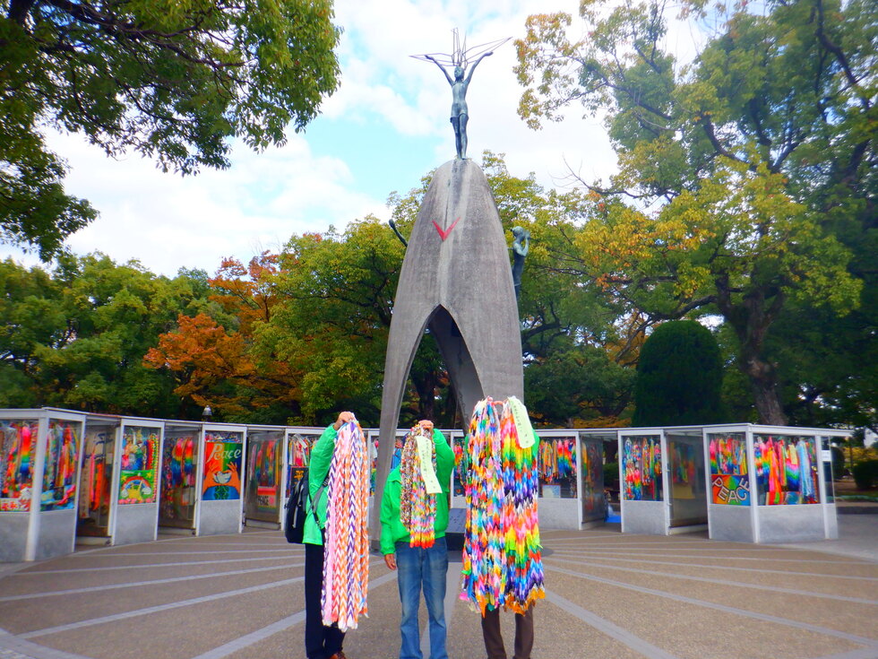 広島平和記念公園内の「原爆の子の像」に捧げられた平和の折り鶴