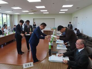 写真:津市地域公共交通活性化協議会委員委嘱式