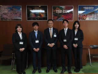 写真:国家公務員初任行政研員 来訪