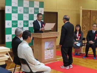 写真:第47回三重県建具作品展示会表彰式 賞状交付