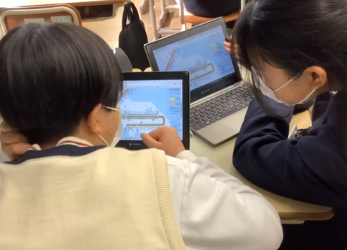 タブレット端末を使いこなしながら学びを進めている