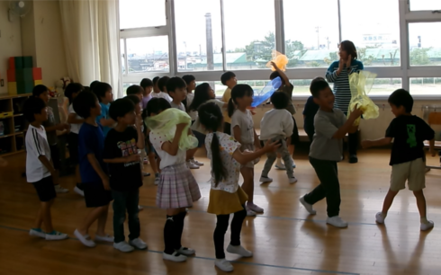 架け橋ルームで大きく体を動かしながら学んでいる
