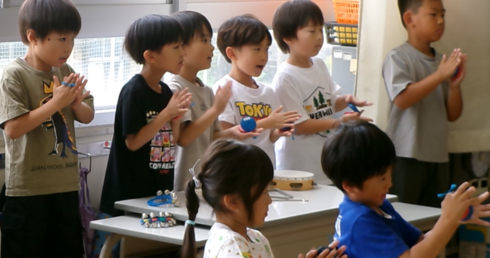 リズムに乗りながらカスタネットをたたいている