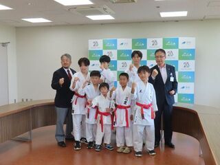 写真:津南空手スポーツ少年団 全国大会出場選手 来訪