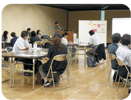 参画者が集まり、地域脱炭素の取り組みに向けた会議を行う様子