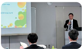 事業者へセミナーを行っている様子
