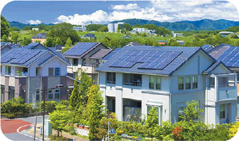 太陽光発電設備が住宅の屋根の上に載っている画像
