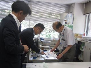 写真：・筒井誠二水道事業課長