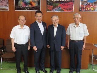 写真:齋藤拙堂顕彰会 飯田俊司理事長、安村久仁男常務理事、種田真山理事 来訪