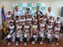 千里ヶ丘スポーツ少年団 第40回全日本小学生男子ソフトボール大会 出場選手 来訪(市役所本庁舎)