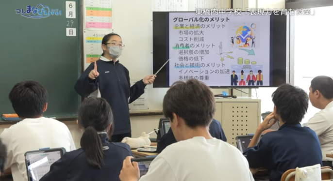 スライドを使って　発表している様子