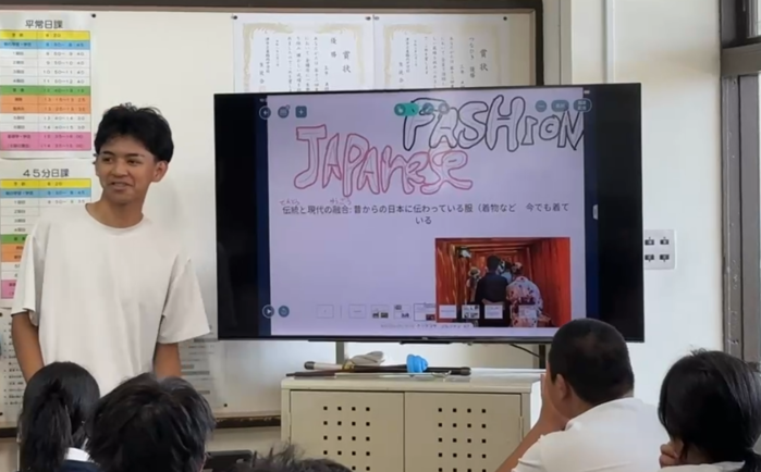 自分の作ったスライドを自信を持って発表する　生徒