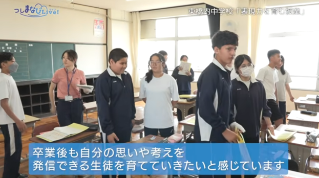 クラス全体でペアワークに取り組んでいる　様子