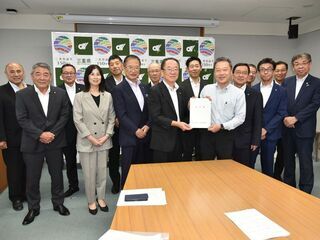 写真:一般社団法人三重県社会基盤整備協会による県政要望(三重県庁、三重県議会議事堂)1