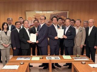 写真:一般社団法人三重県社会基盤整備協会による県政要望(三重県庁、三重県議会議事堂)