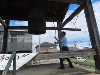 写真:第9回「8.15津・平和の鐘」挨拶、点鐘(子午の鐘)2