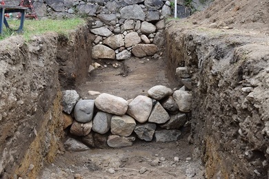 津城跡(お城公園)の発掘調査の様子