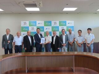 写真:河芸町島崎町線建設促進協議会 役員来訪(市役所本庁舎)