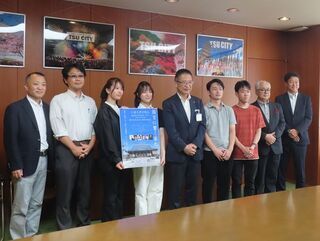 写真:三重大学 兼重直文名誉教授・三重大学管弦楽団名誉顧問、馬原潤二教育学部教授・三重大学管弦楽団顧問ほか三重大学管弦楽団関係者 来訪