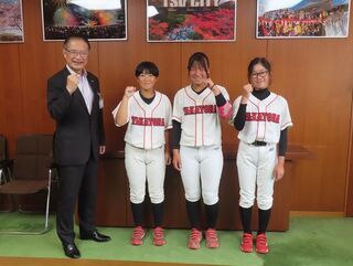 写真:第11回全日本中学女子軟式野球大会出場選手 来訪