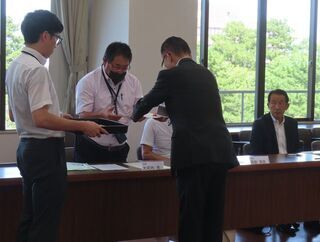 写真:津市スポーツ推進審議会委員委嘱式 委嘱状交付、挨拶(市役所本庁舎)1