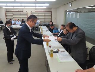 写真:津市文化振興審議会委員委嘱式 委嘱状交付、挨拶(津リージョンプラザ)1