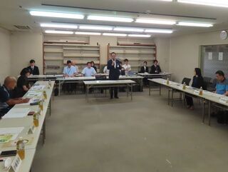 写真:津市文化振興審議会委員委嘱式 委嘱状交付、挨拶(津リージョンプラザ)2