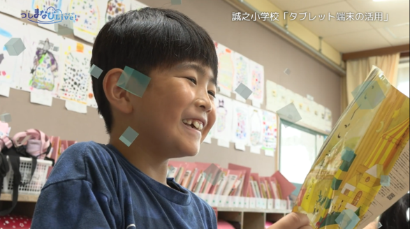 教科書のスイミーを音読する2年生