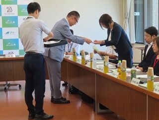写真:津市総合計画審議会委員委嘱式 委嘱状交付、挨拶(市役所本庁舎)