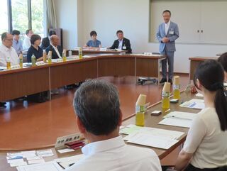 写真:津市総合計画審議会委員委嘱式 委嘱状交付、挨拶(市役所本庁舎)2