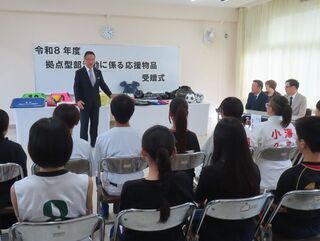 写真:一般財団法人松田おやつタウン育英財団からの拠点型部活動に係る応援物品の受贈式(久居中学校)