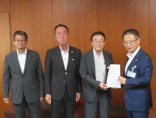 写真：三重県野球協議会 市岡三年理事長、栗谷佳宏常任理事、北畑達也理事兼事務局長 来訪