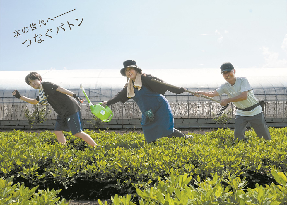 親子で農業を営む岩井農園の岩井さん、ISHIYAMA FARMの石山さん一家を落花生畑で撮影