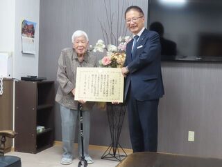 写真：市内百歳高齢者を訪問（安濃津ろまん）