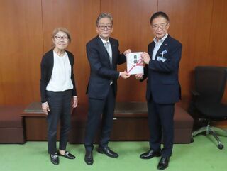 写真：株式会社岩田組からの寄附贈呈式