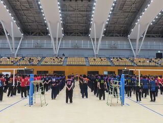 写真：第6回ハッピー50大会 挨拶（日硝ハイウエーアリーナ）