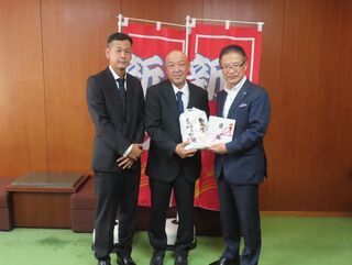 写真：株式会社前川農産からの玄米900kg受贈式