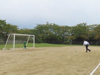 写真：津市・オザスコ市姉妹都市提携50周年記念「第35回オザスコ杯争奪サッカー大会」挨拶、始球式（香良洲サッカー場）