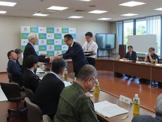 写真:津市廃棄物減量等推進審議会 委員委嘱式、第1回津市廃棄物減量等推進審議会 諮問(市役所本庁舎)