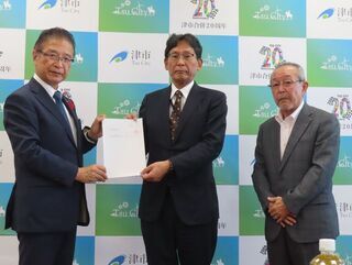写真:津市廃棄物減量等推進審議会 委員委嘱式、第1回津市廃棄物減量等推進審議会 諮問(市役所本庁舎)2