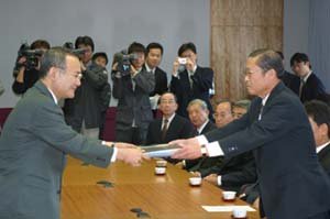 野呂三重県知事に廃置分合申請書を手渡す池田副会長