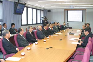 申請書を手渡した後、知事と歓談する市町村長