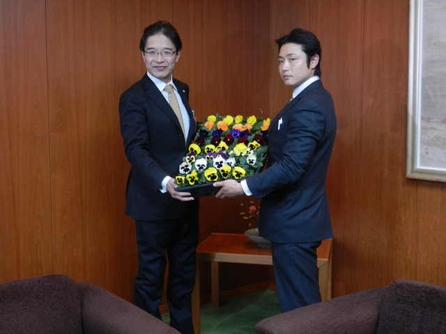 有限会社亀井園芸による花苗の贈呈式