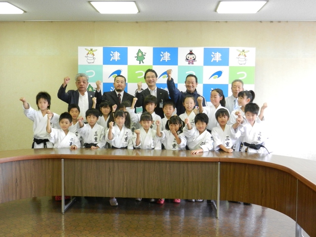 第11回全日本少年少女空手道選手権大会出場選手市長表敬
