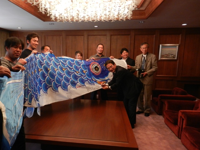青い鯉のぼりプロジェクト、（人と絆）チャリティーライブ実行委員会 来訪