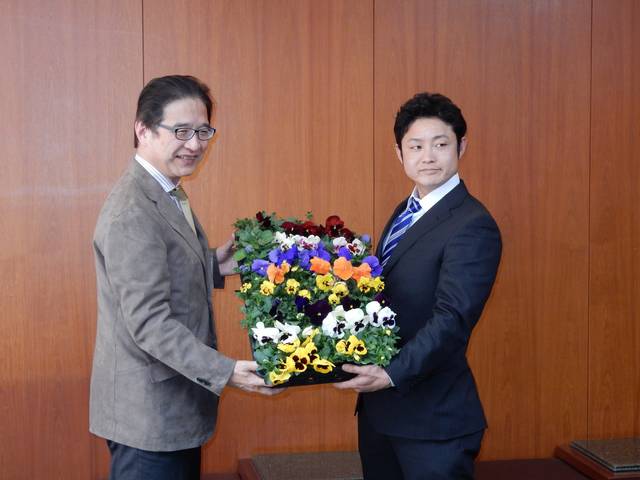 有限会社亀井園芸による花苗の贈呈式